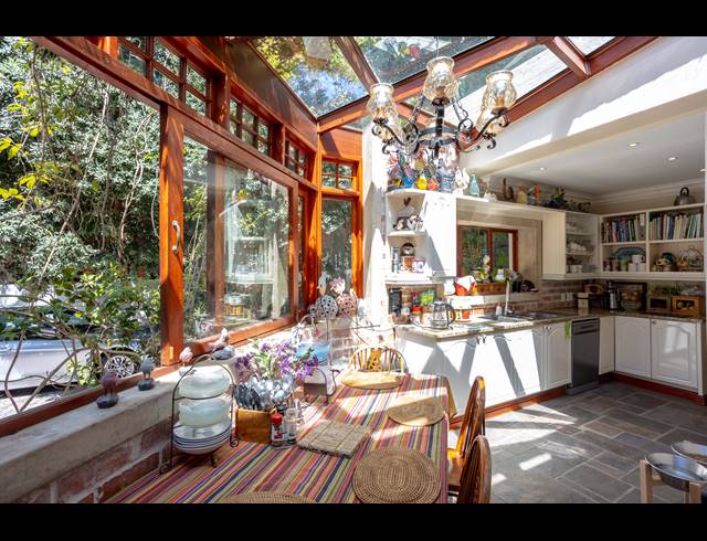 6 BEDROOM FREEHOLD TO LET IN CONSTANTIA